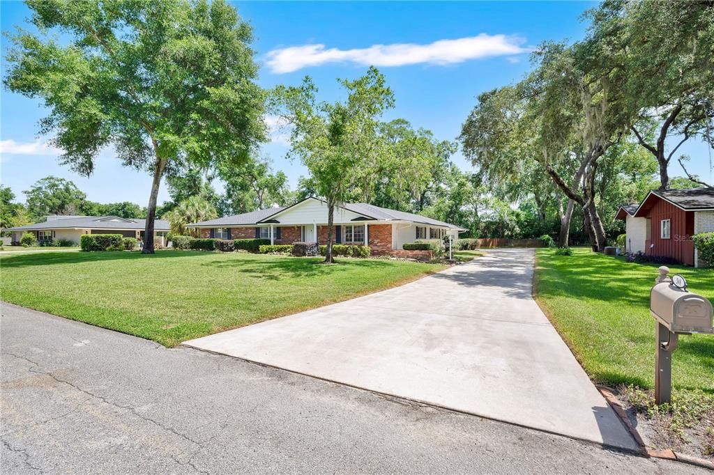 Active With Contract: $569,000 (3 beds, 2 baths, 2202 Square Feet)