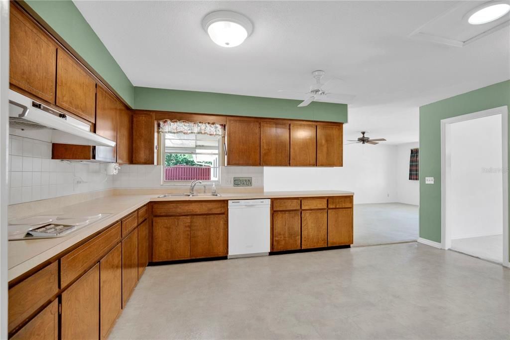 Active With Contract: $569,000 (3 beds, 2 baths, 2202 Square Feet)