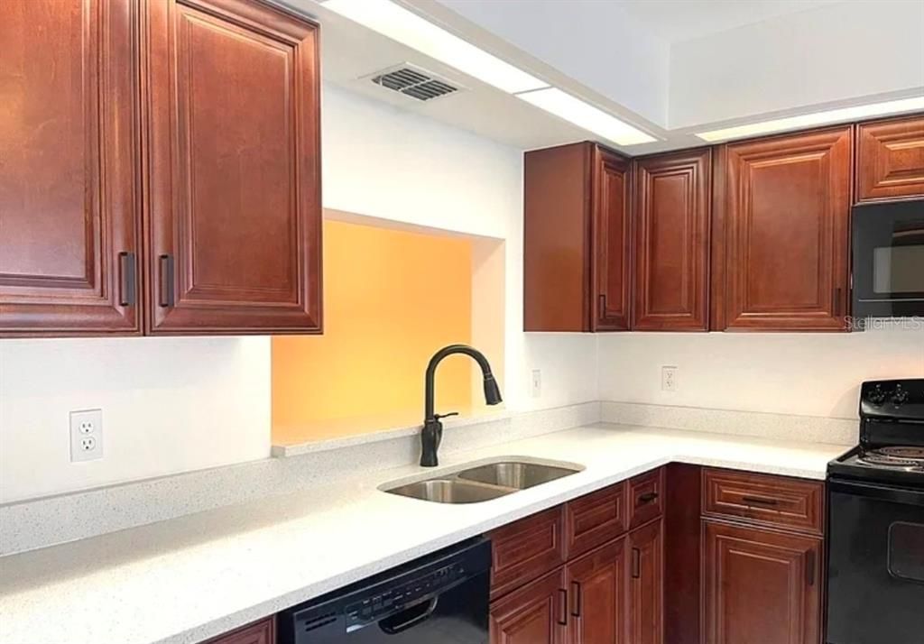 В аренду: $1,800 (2 спален, 2 ванн, 1089 Квадратных фут)
