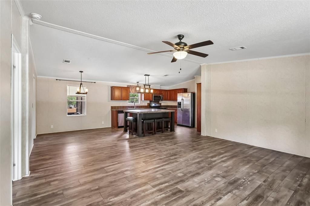For Sale: $345,000 (3 beds, 2 baths, 1300 Square Feet)