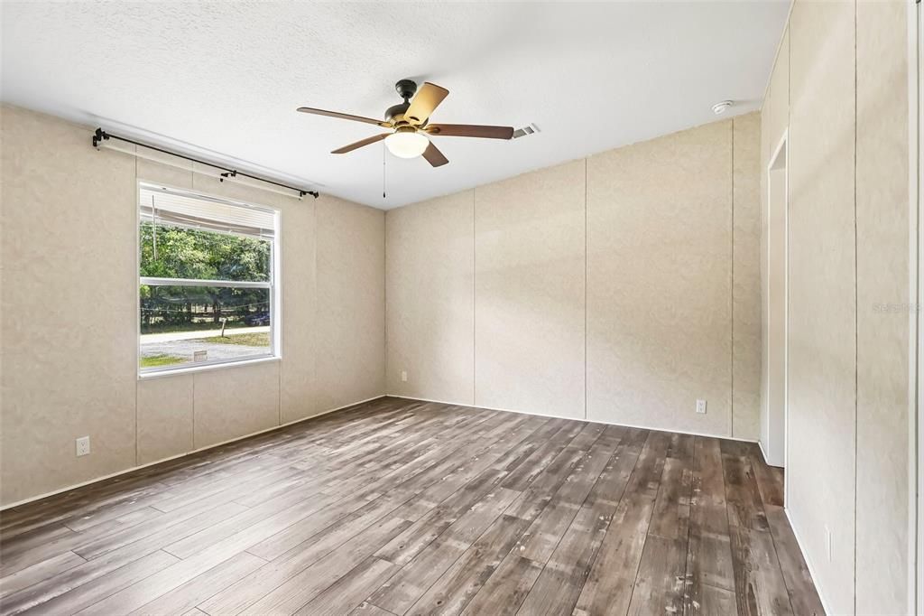 For Sale: $345,000 (3 beds, 2 baths, 1300 Square Feet)
