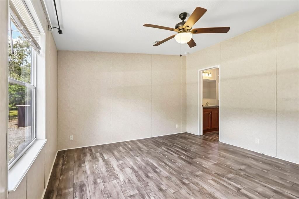 For Sale: $345,000 (3 beds, 2 baths, 1300 Square Feet)