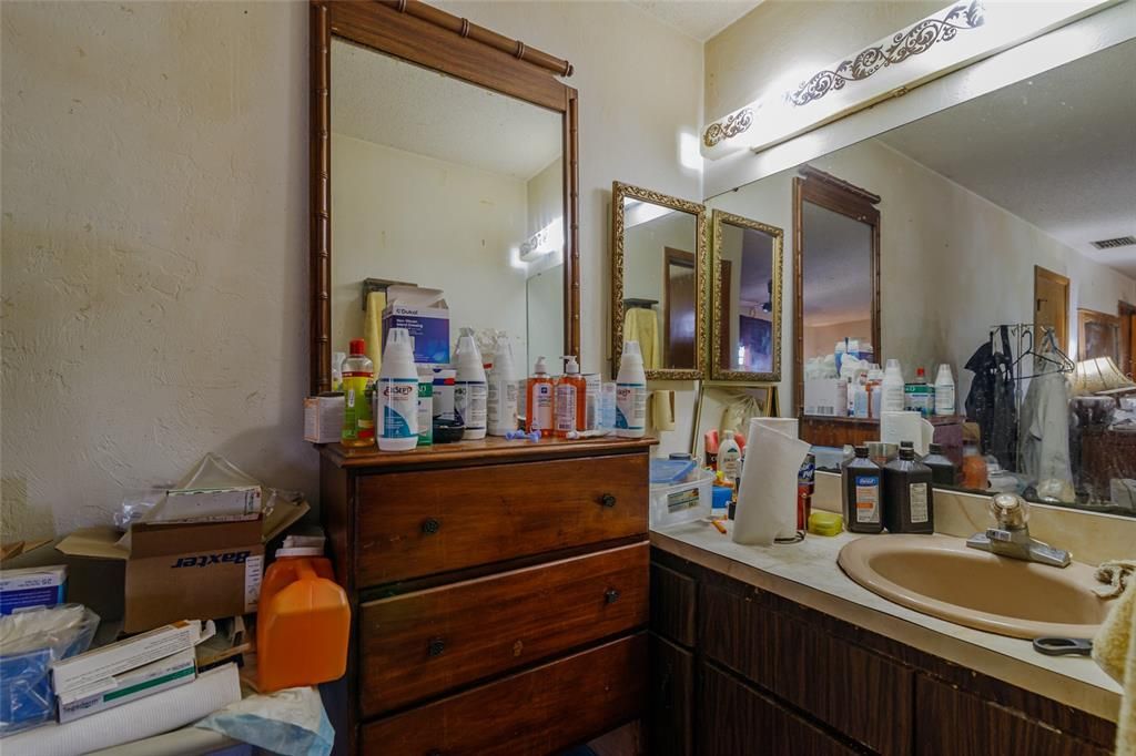 На продажу: $199,000 (3 спален, 2 ванн, 1826 Квадратных фут)