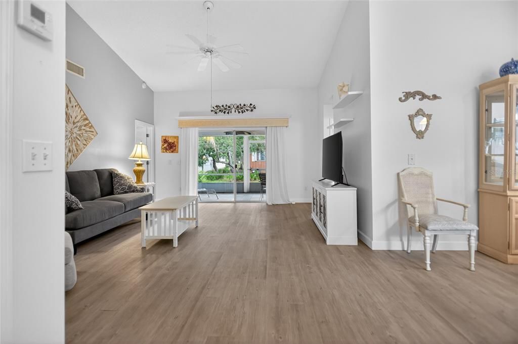 Active With Contract: $289,900 (2 beds, 2 baths, 1180 Square Feet)