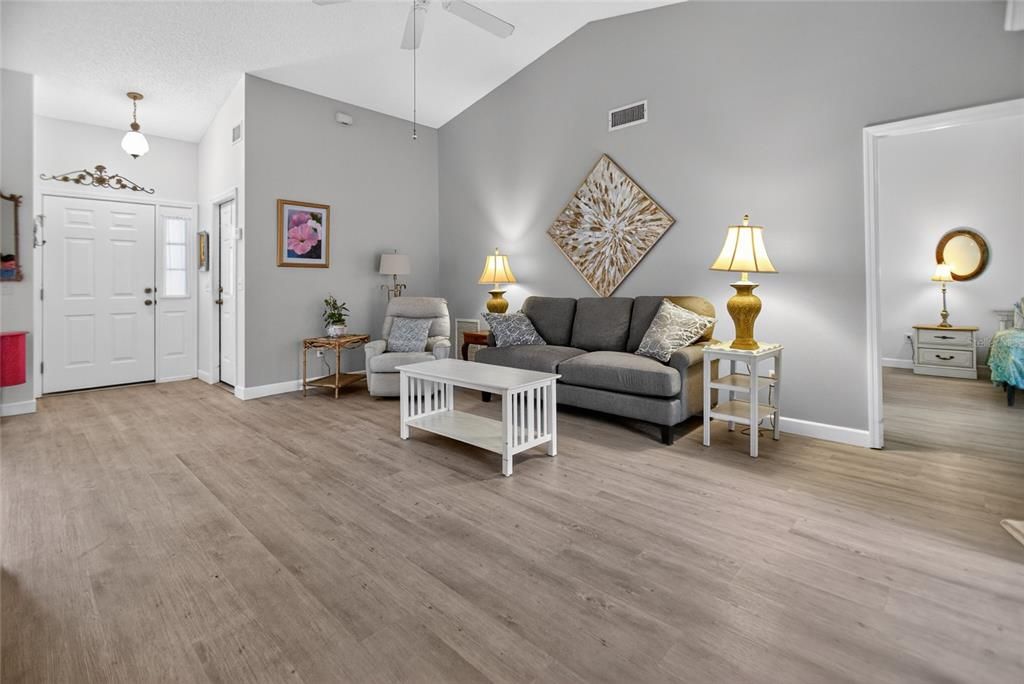 Active With Contract: $289,900 (2 beds, 2 baths, 1180 Square Feet)