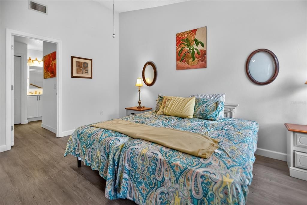 Active With Contract: $289,900 (2 beds, 2 baths, 1180 Square Feet)