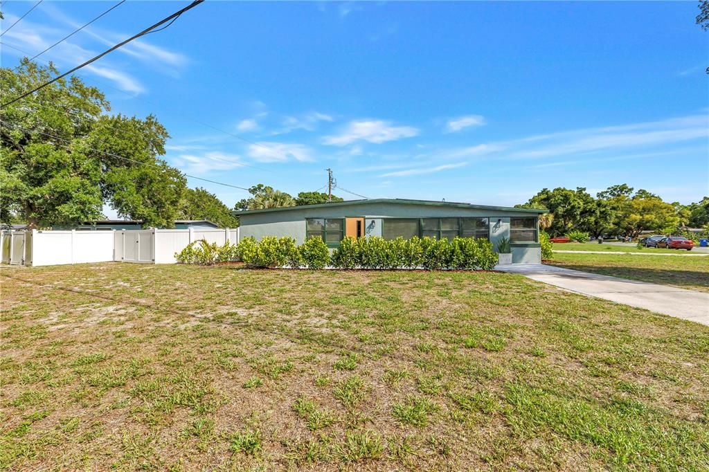 For Sale: $442,500 (3 beds, 2 baths, 1287 Square Feet)