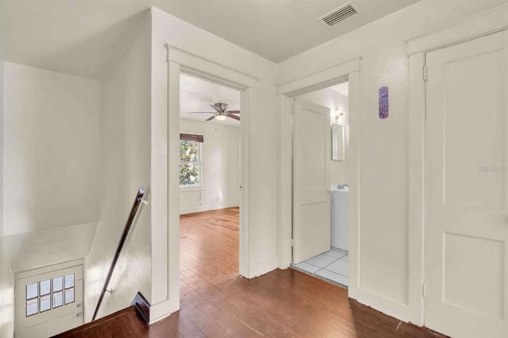Active With Contract: $1,495 (2 beds, 1 baths, 960 Square Feet)