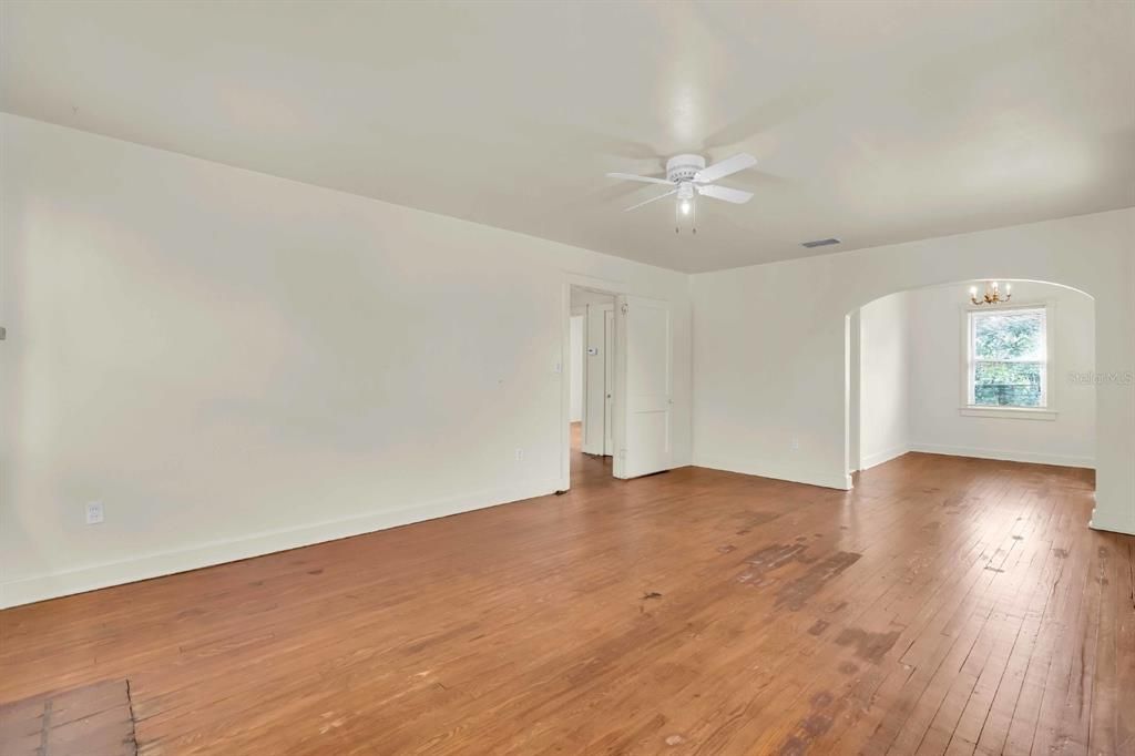 Active With Contract: $1,495 (2 beds, 1 baths, 960 Square Feet)