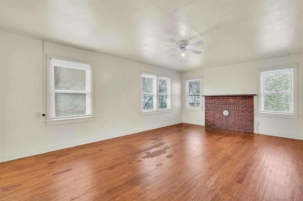Active With Contract: $1,495 (2 beds, 1 baths, 960 Square Feet)