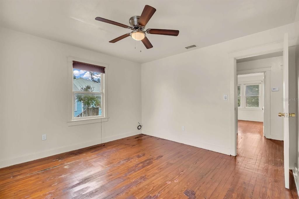 Active With Contract: $1,495 (2 beds, 1 baths, 960 Square Feet)