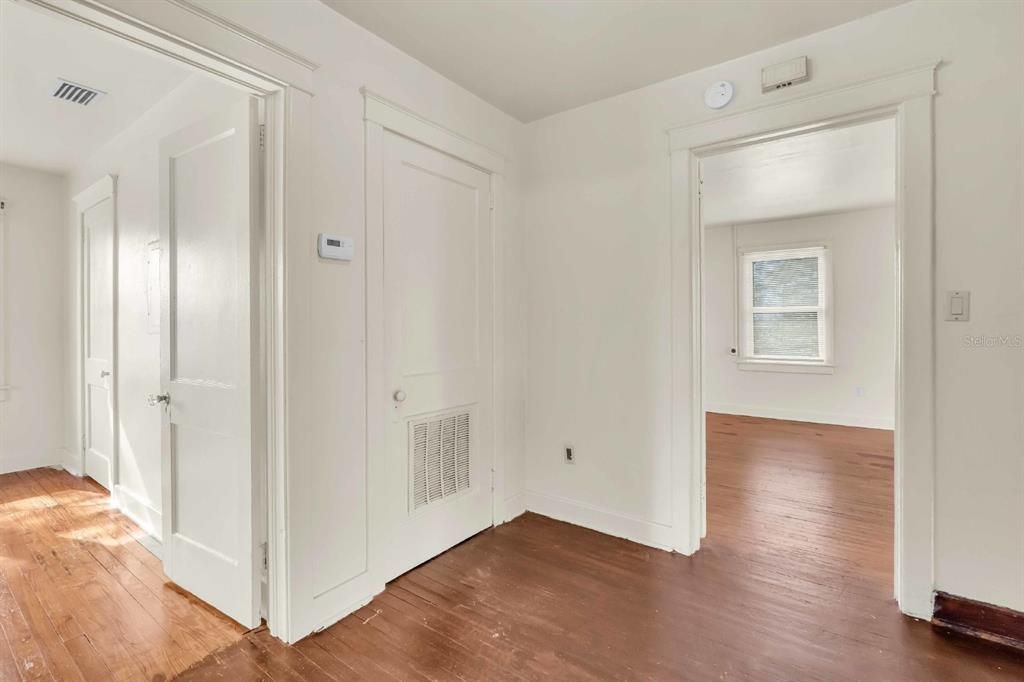 Active With Contract: $1,495 (2 beds, 1 baths, 960 Square Feet)