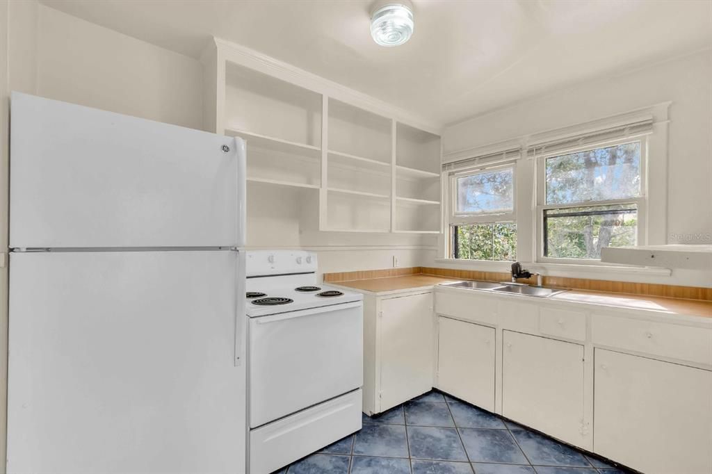 Active With Contract: $1,495 (2 beds, 1 baths, 960 Square Feet)