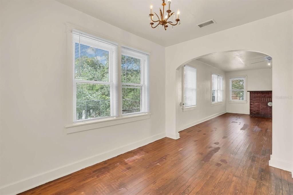 Active With Contract: $1,495 (2 beds, 1 baths, 960 Square Feet)