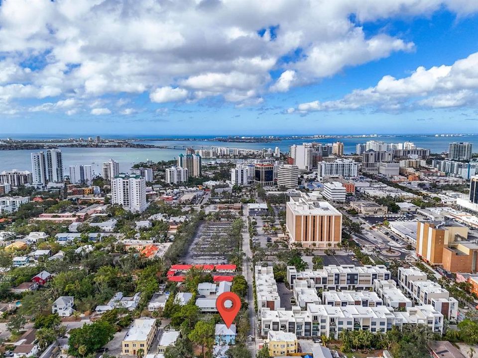 Active With Contract: $1,495 (2 beds, 1 baths, 960 Square Feet)