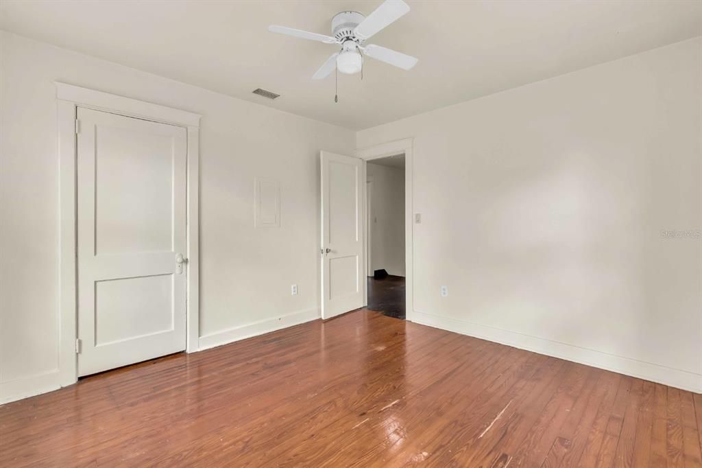 Active With Contract: $1,495 (2 beds, 1 baths, 960 Square Feet)