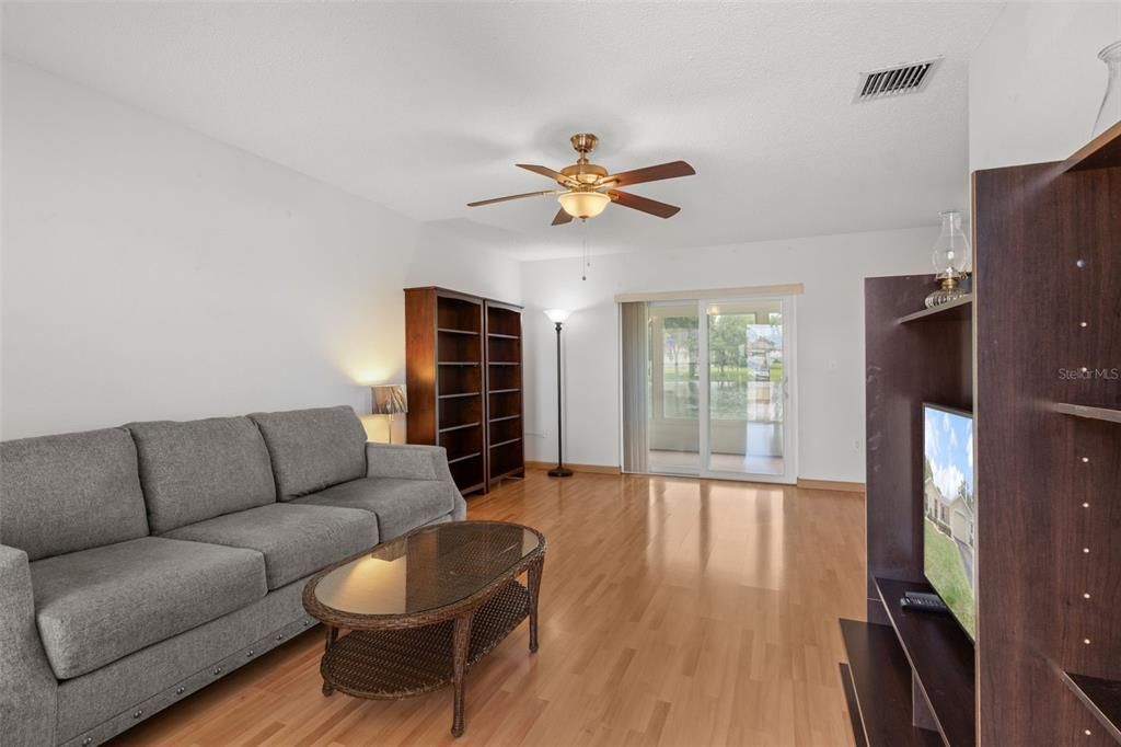 For Sale: $129,900 (1 beds, 1 baths, 779 Square Feet)