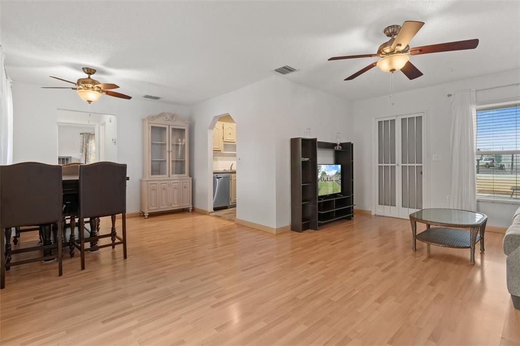 For Sale: $129,900 (1 beds, 1 baths, 779 Square Feet)