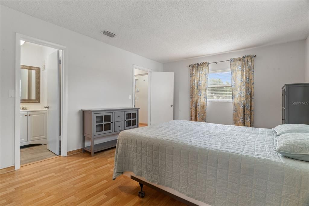 For Sale: $129,900 (1 beds, 1 baths, 779 Square Feet)