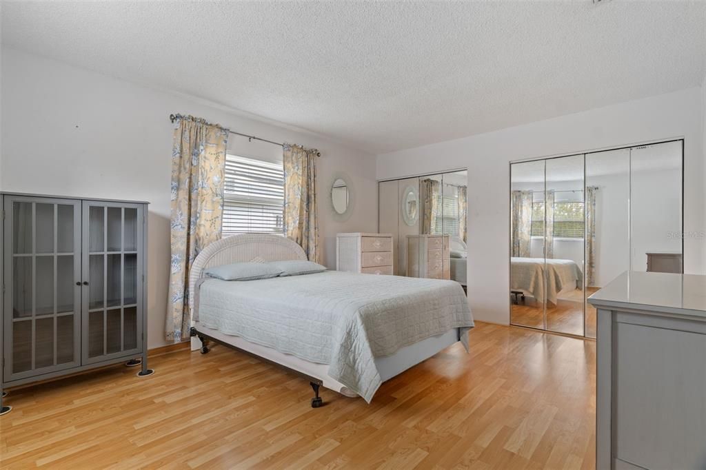 For Sale: $129,900 (1 beds, 1 baths, 779 Square Feet)