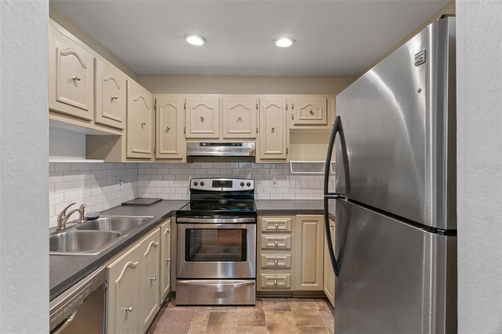 For Sale: $129,900 (1 beds, 1 baths, 779 Square Feet)