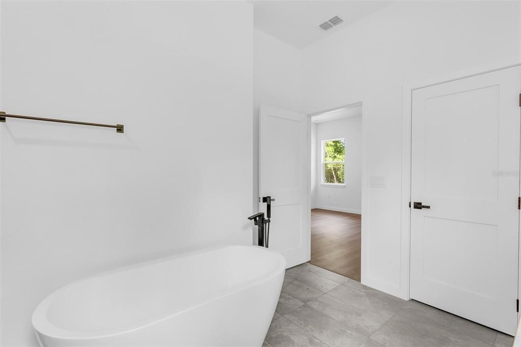 For Sale: $319,900 (4 beds, 3 baths, 1870 Square Feet)