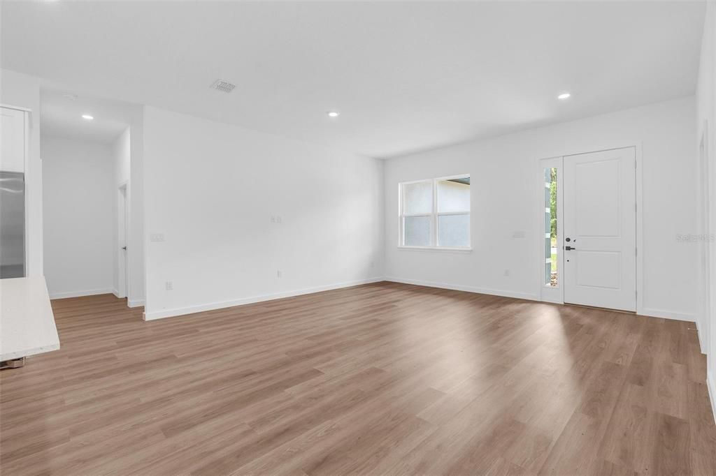 For Sale: $319,900 (4 beds, 3 baths, 1870 Square Feet)