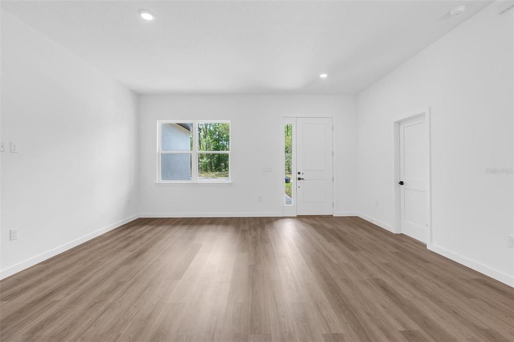 For Sale: $319,900 (4 beds, 3 baths, 1870 Square Feet)