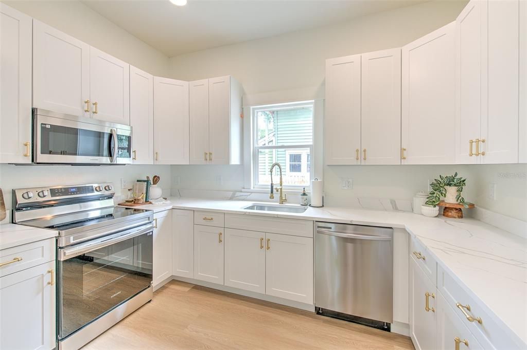 For Sale: $800,000 (3 beds, 2 baths, 1565 Square Feet)
