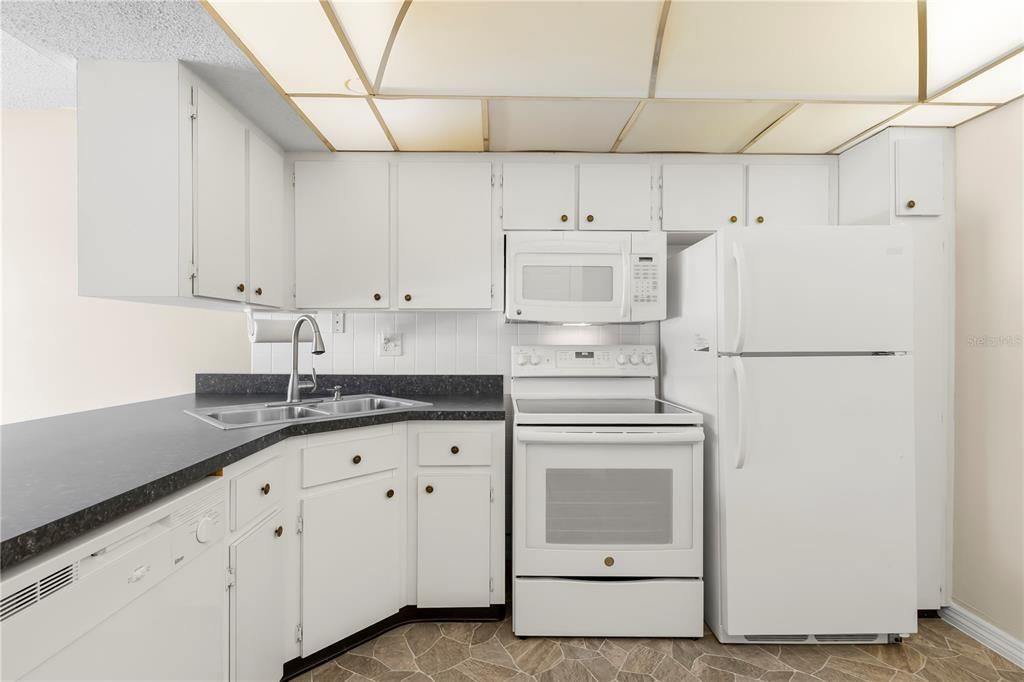 For Sale: $120,000 (2 beds, 2 baths, 1270 Square Feet)