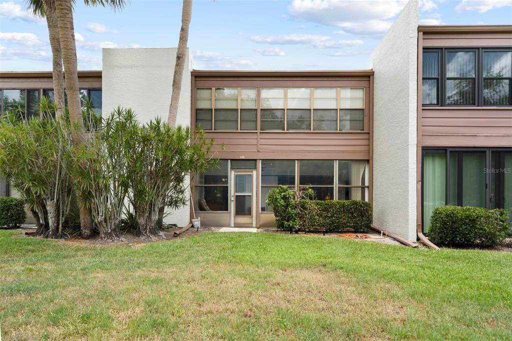 For Sale: $149,900 (2 beds, 2 baths, 940 Square Feet)