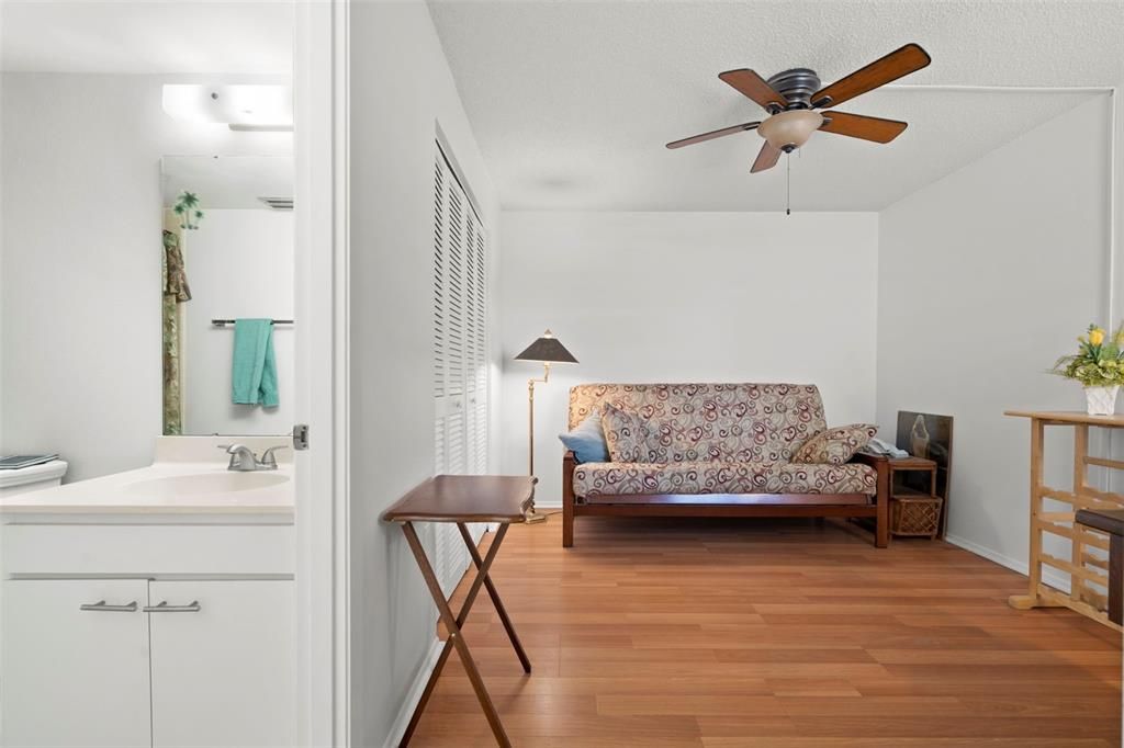 For Sale: $149,900 (2 beds, 2 baths, 940 Square Feet)