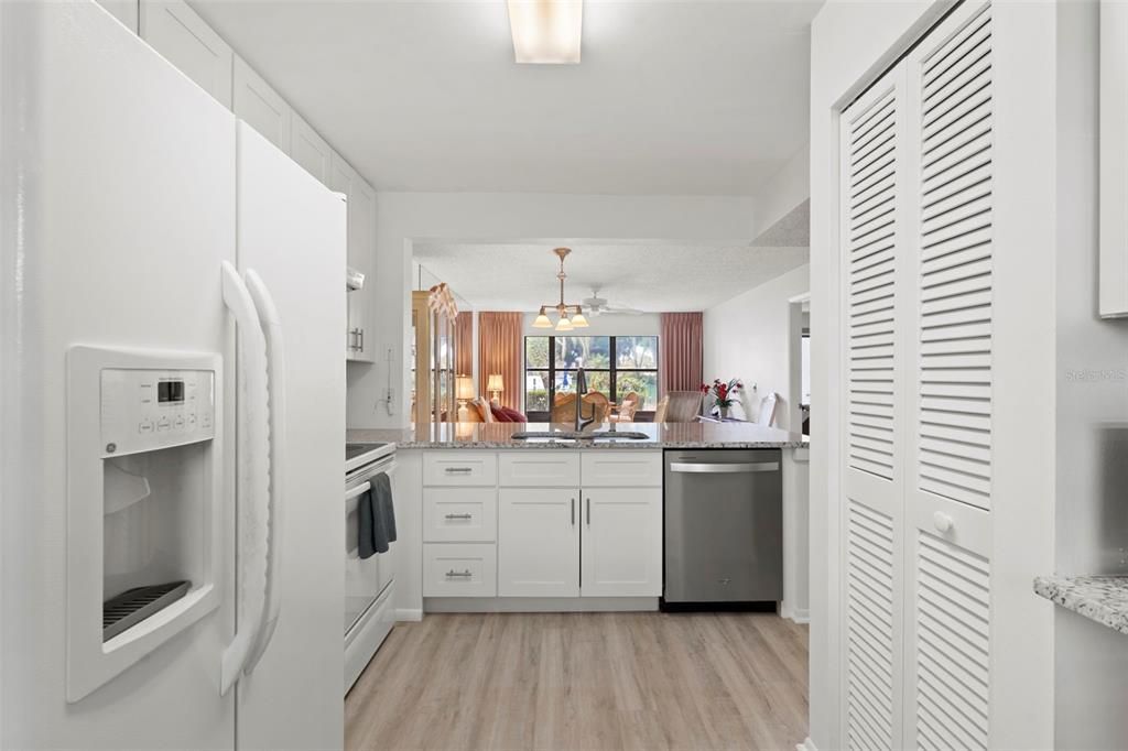 For Sale: $149,900 (2 beds, 2 baths, 940 Square Feet)