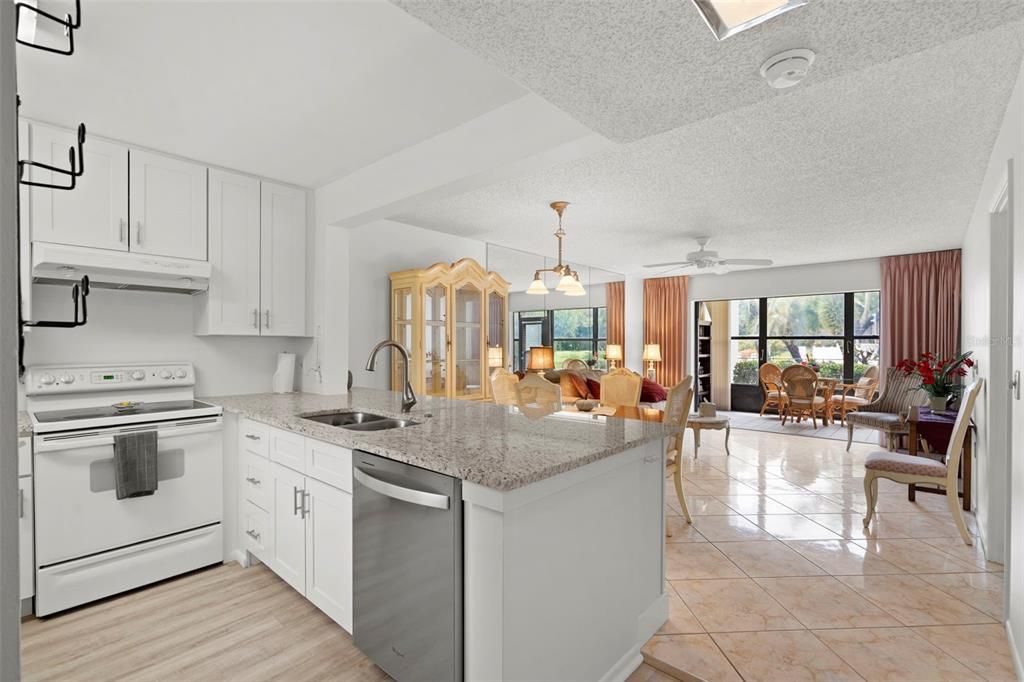 For Sale: $149,900 (2 beds, 2 baths, 940 Square Feet)