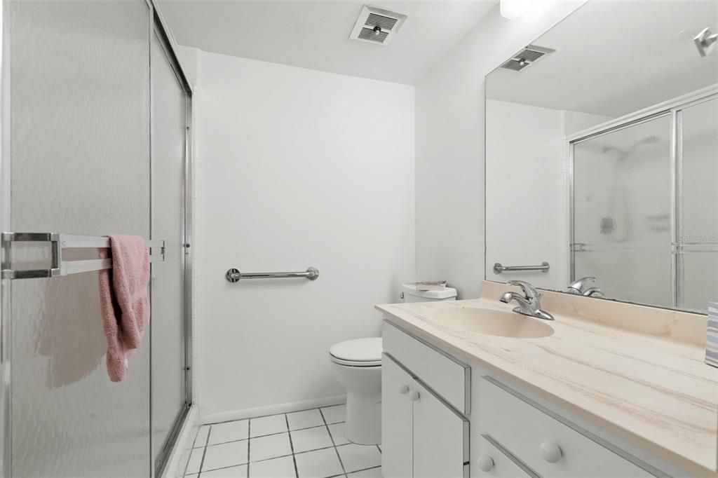 For Sale: $149,900 (2 beds, 2 baths, 940 Square Feet)