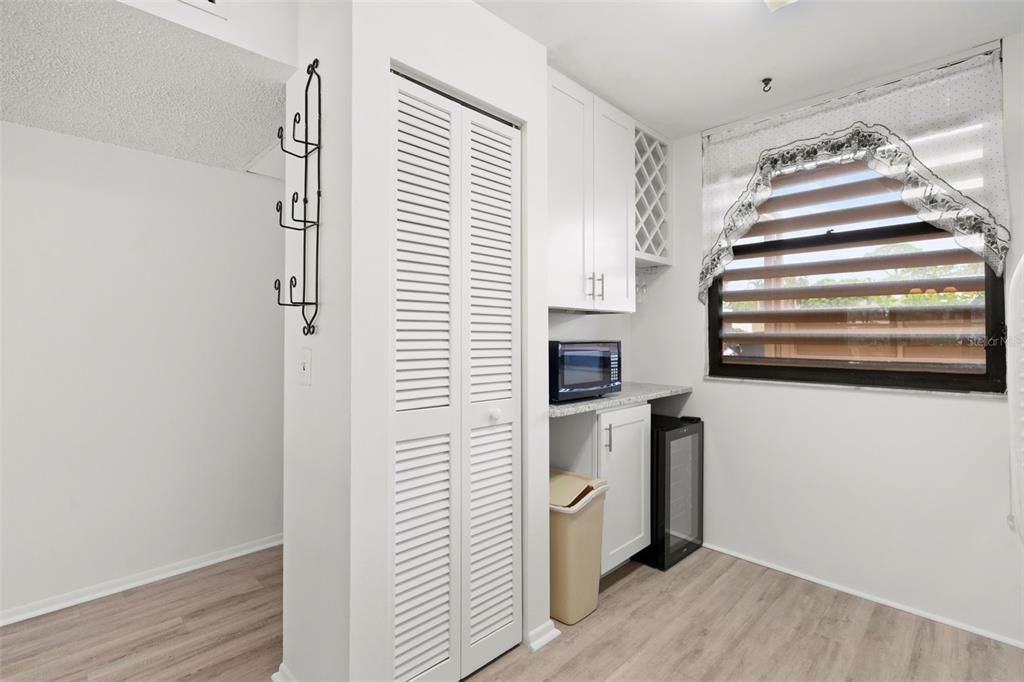 For Sale: $149,900 (2 beds, 2 baths, 940 Square Feet)