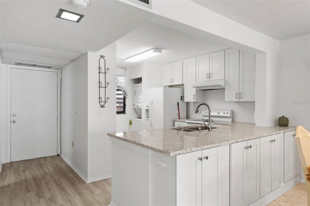 For Sale: $149,900 (2 beds, 2 baths, 940 Square Feet)