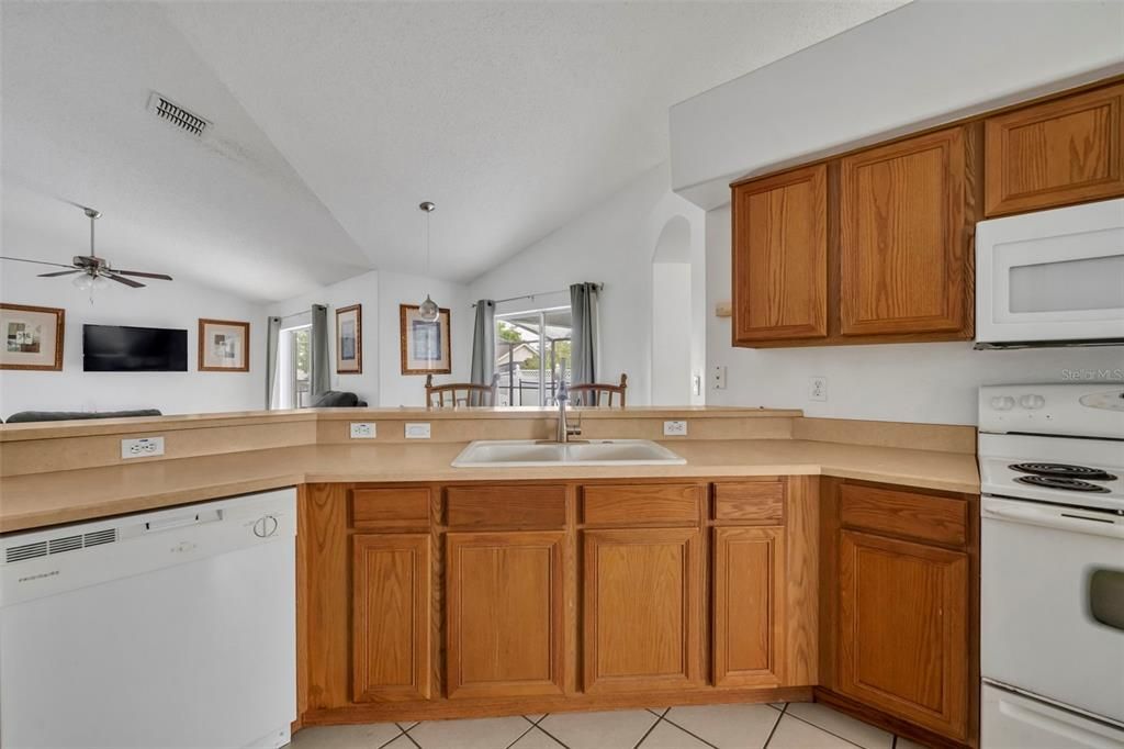 En Venta: $410,000 (4 camas, 3 baños, 2033 Pies cuadrados)