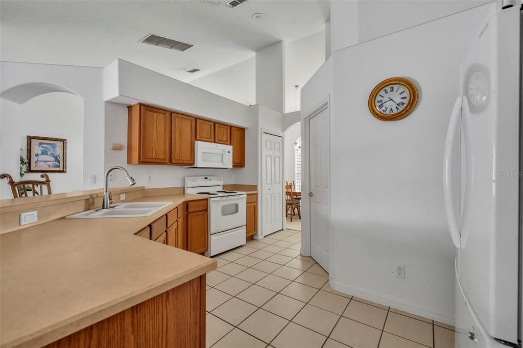 En Venta: $410,000 (4 camas, 3 baños, 2033 Pies cuadrados)