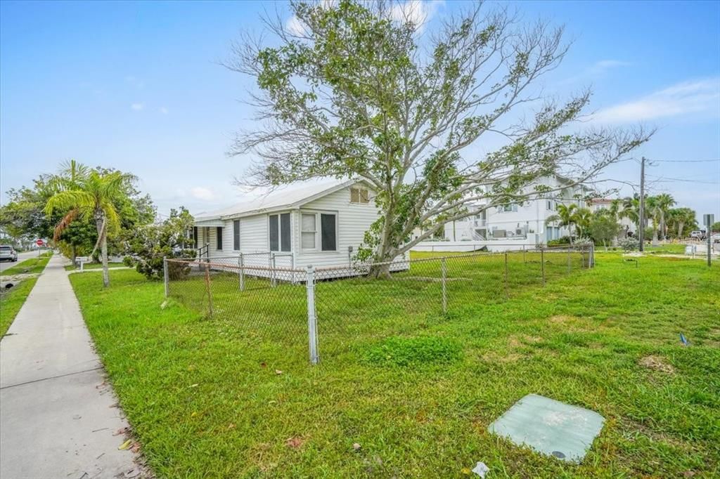 For Sale: $1,995,000 (0.22 acres)