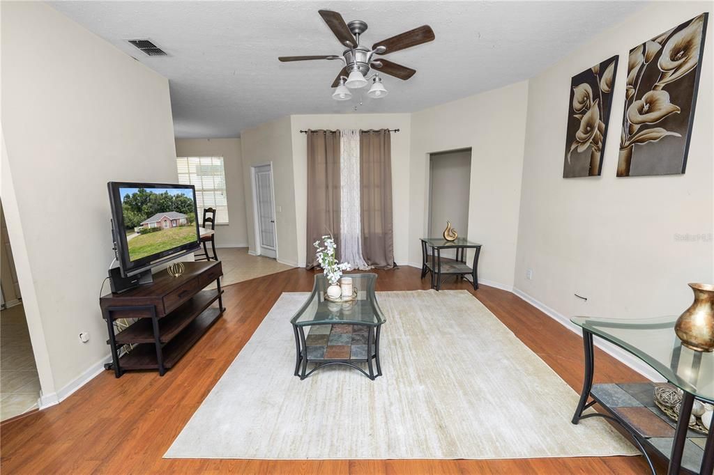 En Venta: $255,000 (3 camas, 2 baños, 1568 Pies cuadrados)