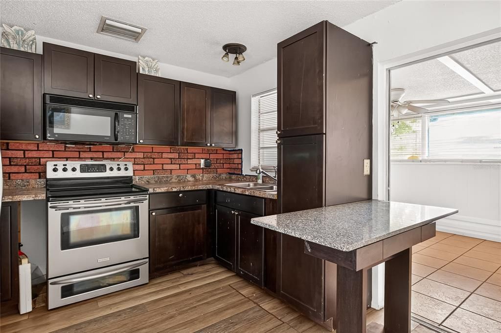 En Venta: $219,900 (2 camas, 1 baños, 806 Pies cuadrados)