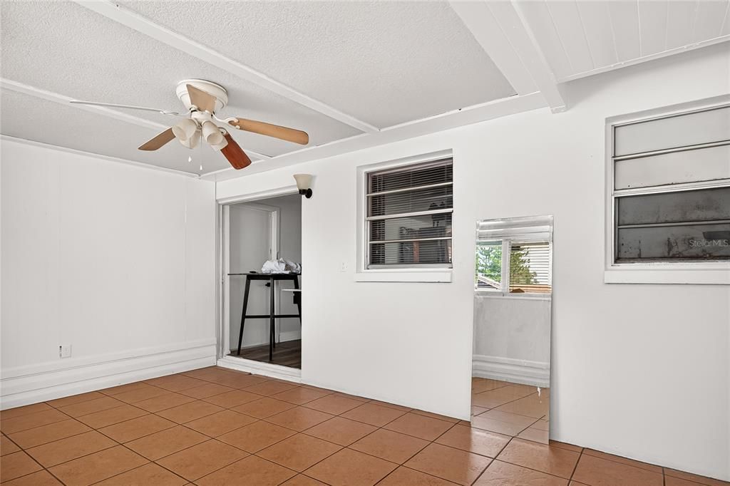 En Venta: $219,900 (2 camas, 1 baños, 806 Pies cuadrados)