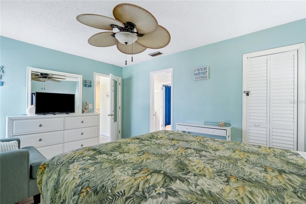 For Sale: $349,900 (2 beds, 1 baths, 750 Square Feet)