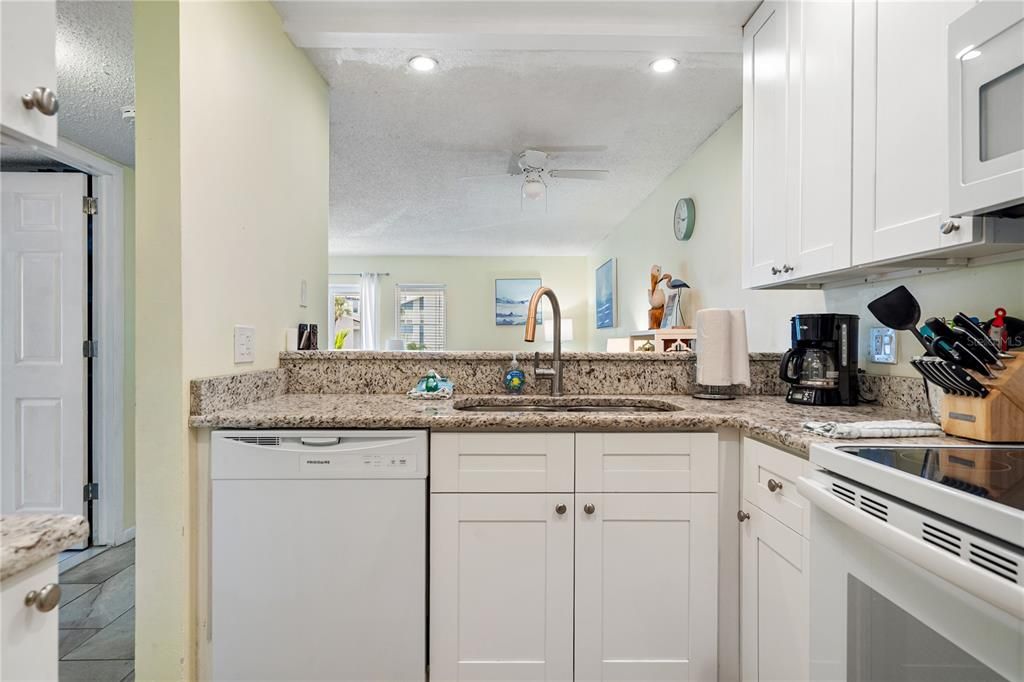 For Sale: $349,900 (2 beds, 1 baths, 750 Square Feet)