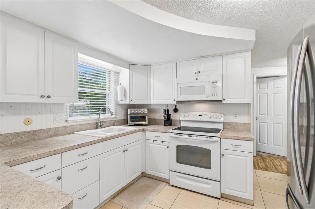 For Sale: $245,000 (3 beds, 2 baths, 1148 Square Feet)