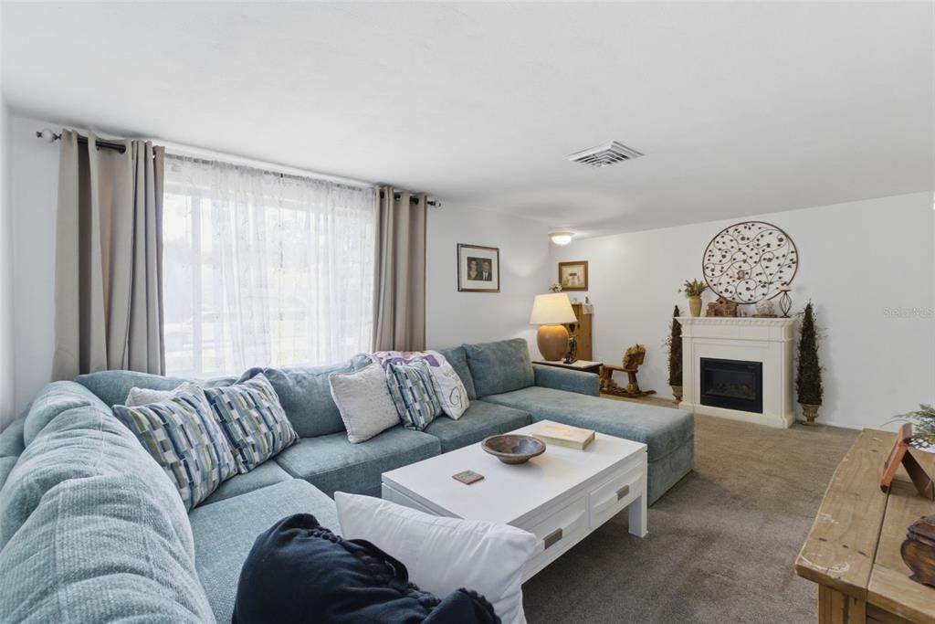 For Sale: $249,900 (2 beds, 2 baths, 1200 Square Feet)