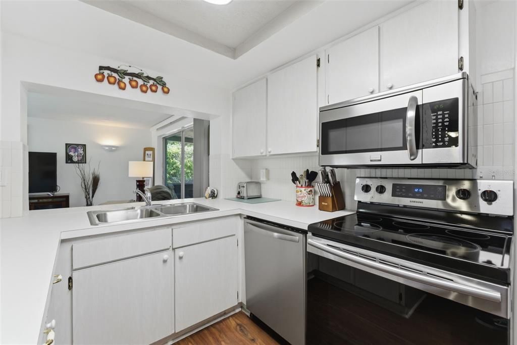 For Sale: $249,900 (2 beds, 2 baths, 1200 Square Feet)
