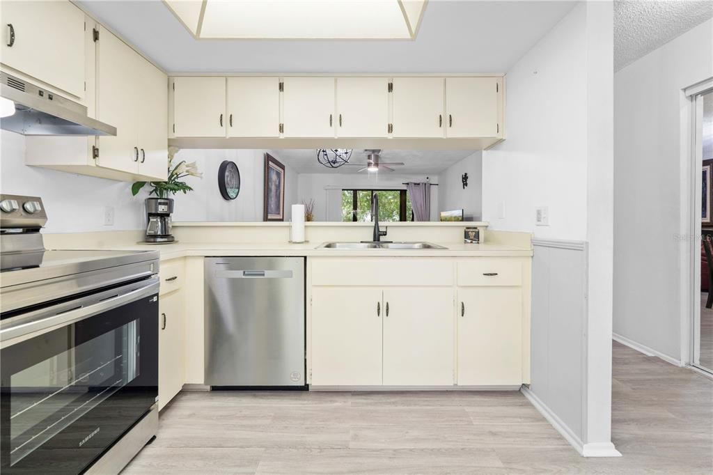 На продажу: $190,000 (2 спален, 2 ванн, 995 Квадратных фут)