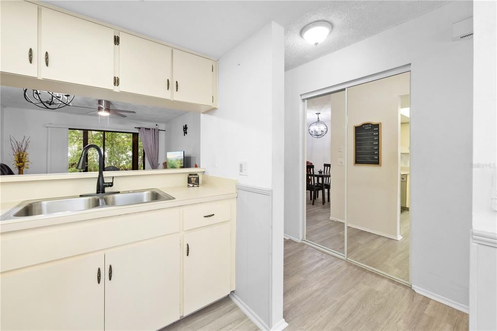 На продажу: $190,000 (2 спален, 2 ванн, 995 Квадратных фут)